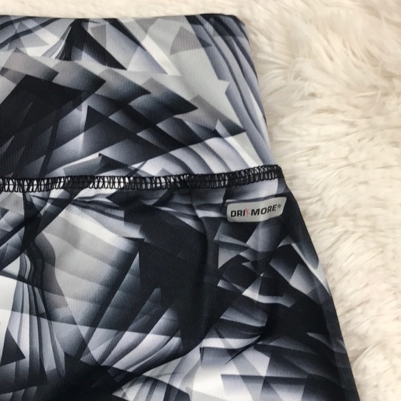 NWOT!! Danskin Printed Cropped Workout Leggings - Picture 8 of 8